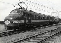 168239 Afbeelding van het electrische treinstel nr. 1201 (mat. 1957, Benelux) van de N.S. te Amsterdam.